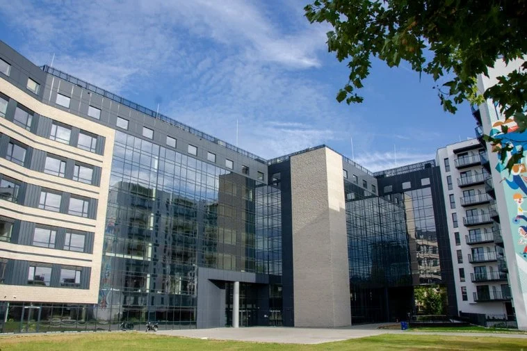 Akademia Ekonomiczno-Humanistyczna w Warszawie– nowy wymiar edukacji, budynek w  centrum