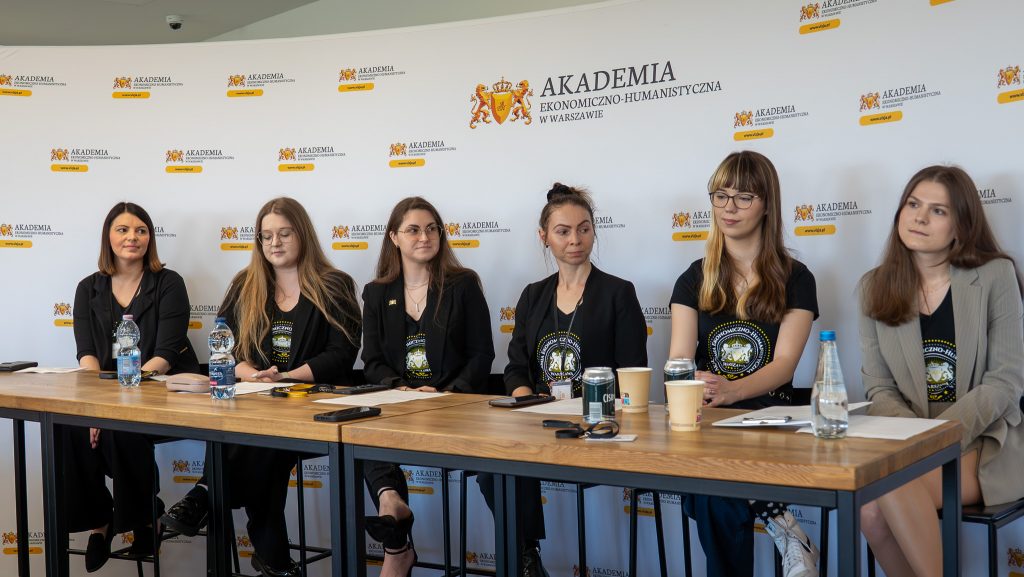 Specjaliści ds. obsługi studenta, rekrutacji, koordynatorzy programów międzynarodowych oraz przedstawiciele Samorządu Studenckiego.