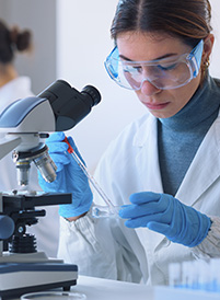 Laboratorantka z mikroskopem
