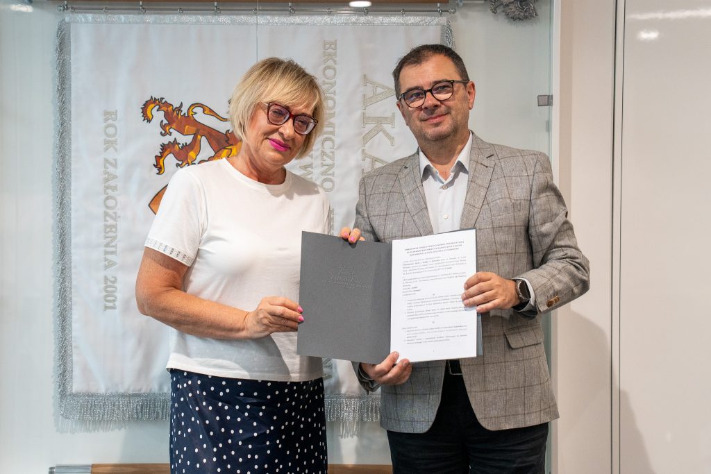 Uniwersytet VIZJA obejmuje patronatem klasę w LO w Nadarzynie