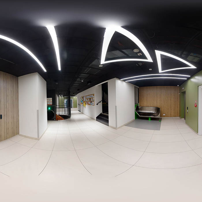 Korytarz Kampusu VIZJA Park w nowoczesnym stylu.  Klatka schodowa połączona ze zjeżdżalnią. Dostępna jest również widna.