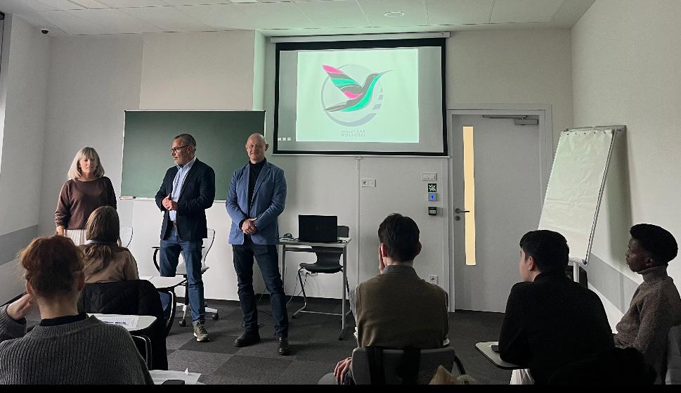 Zdjęcie prowadzących spotkanie dla studentów kryminologii.