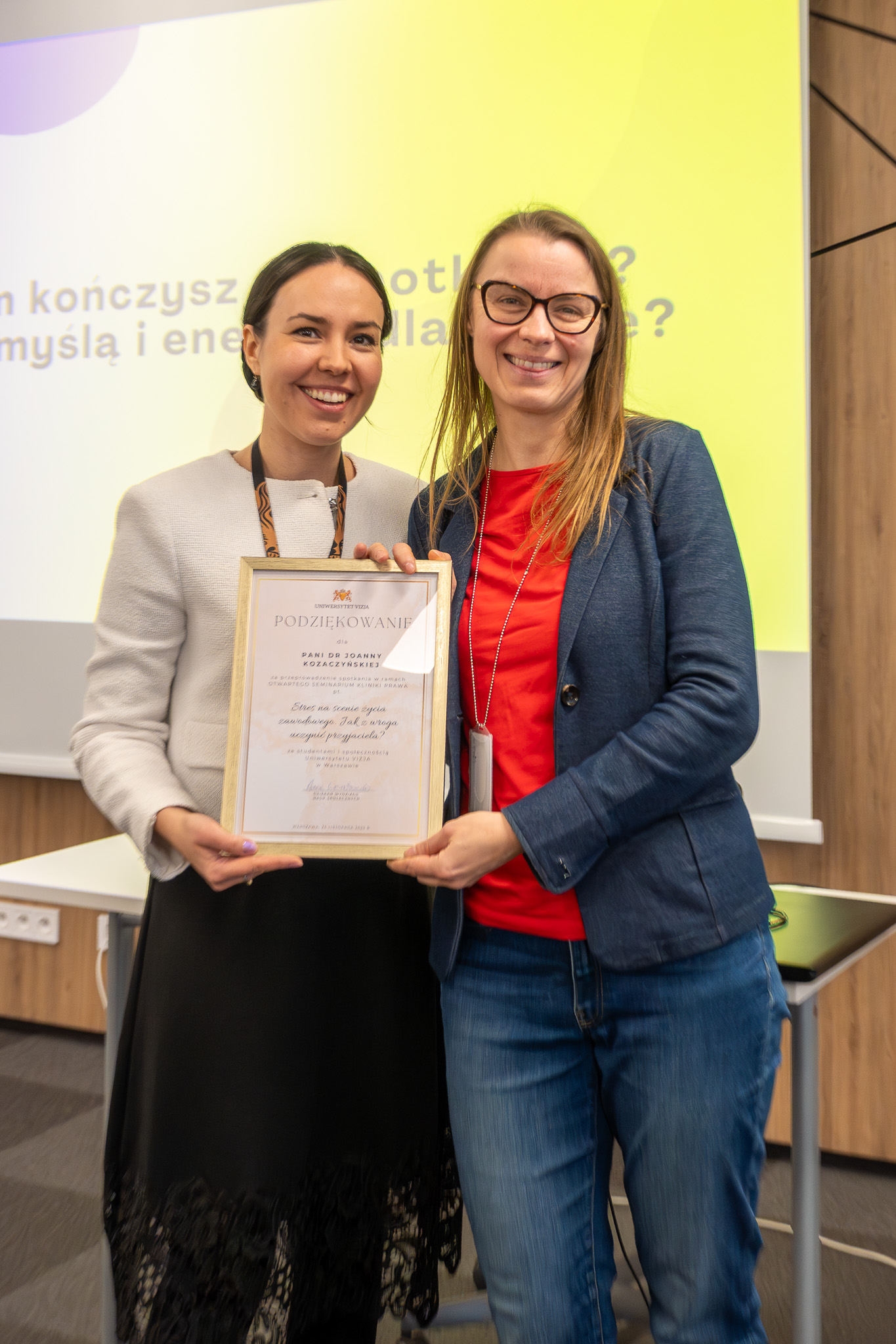 dwie kobiety pozujące z dyplomem