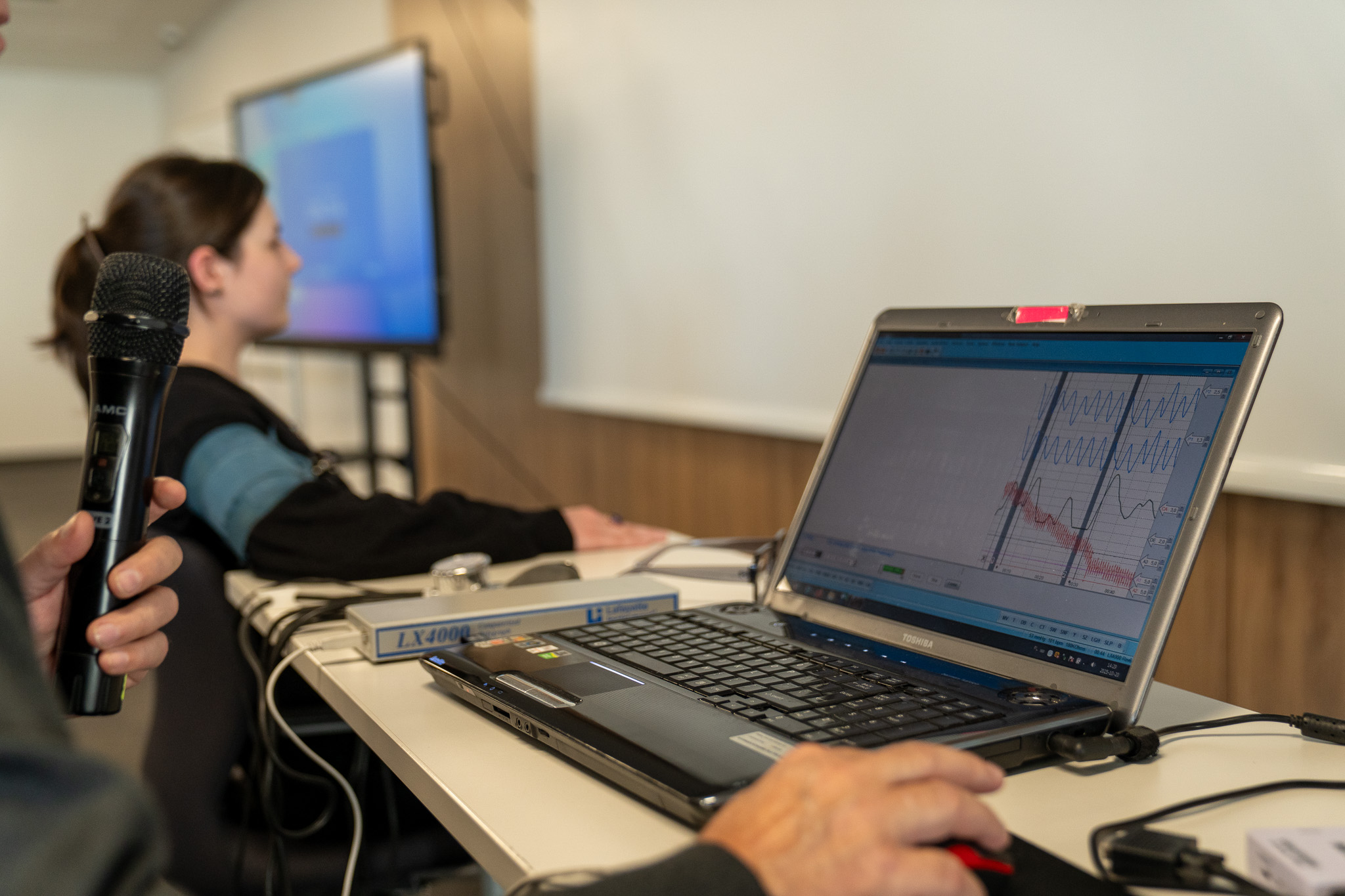 studentka przy wariografie