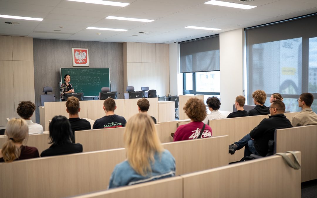 sala sądowa na uniersytecie, uczniowei siedzą w ławach w togach
