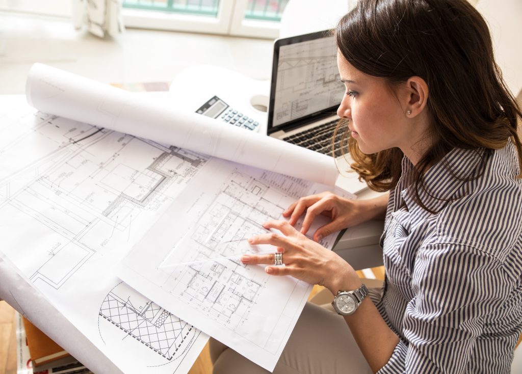 Architektura czy architektura wnętrz – czym się różnią i którą ścieżkę wybrać?